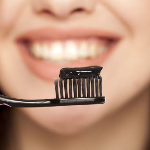 Aktif Karbon içeren diş macunları etkili mi? Dişleriniz için güvenli mi?